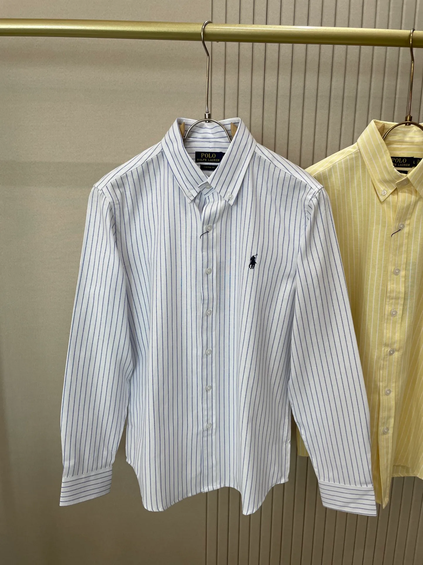 P220 🌸🌸🌸 POLO Ralph Lauren [High Quality] Classic shirt! The classic casual shirt made of pure cotton Oxford cloth has a unique design. It has a simple, clean and classic silhouette design. It is a versatile style that can be switched at will. The fabric feels soft and delicate, highly breathable, and is close to the skin and comfortable to wear. It can be worn alone as an inner layer. Its versatile performance is beyond your imagination! The upper body of the ready-to-wear is simple and classic yet elegant! Size:M-XXL